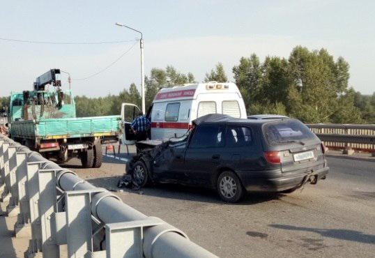 В Дагестане иномарка протаранила дорожную технику, погиб парень